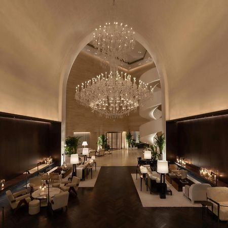 The Dubai Edition Exteriér fotografie The lobby of the Ritz-Carlton, Dubai