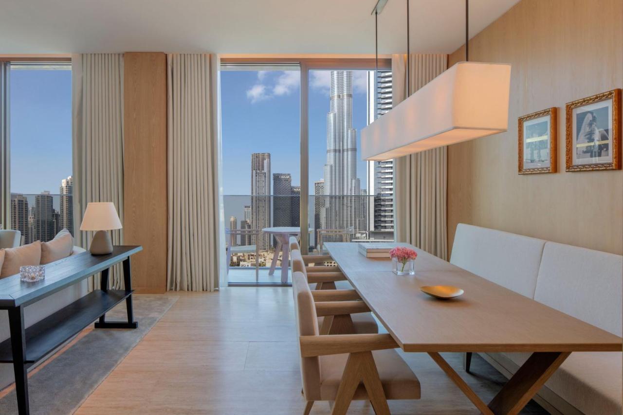 The Dubai Edition Exteriér fotografie A dining room at The Ritz-Carlton, Downtown, Dubai