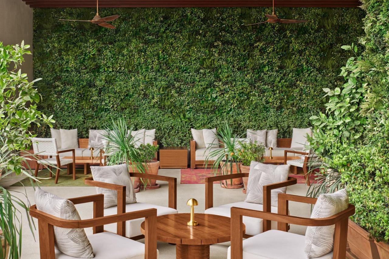 The Dubai Edition Exteriér fotografie A green wall in a restaurant