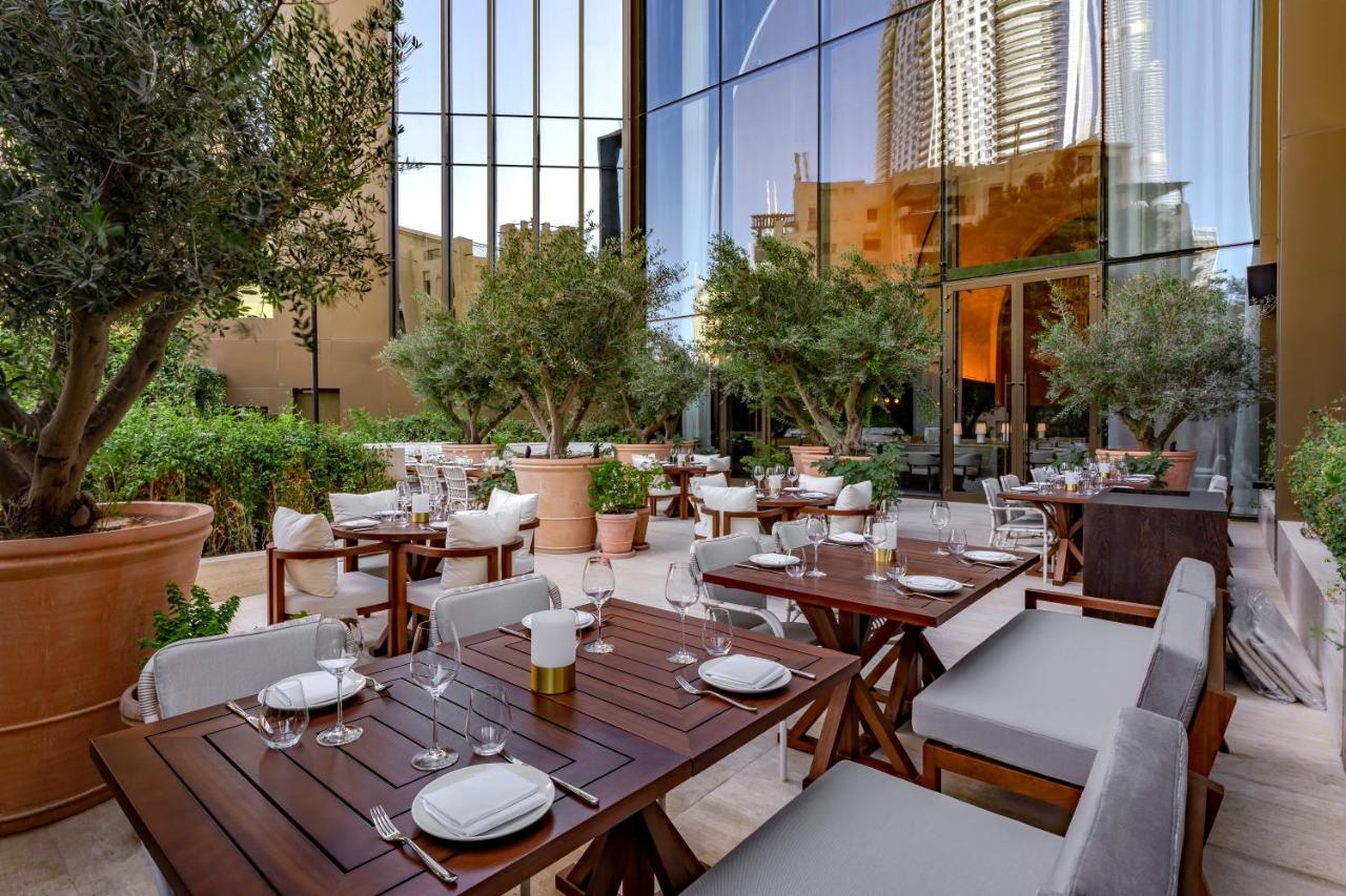 The Dubai Edition Exteriér fotografie The patio at the restaurant