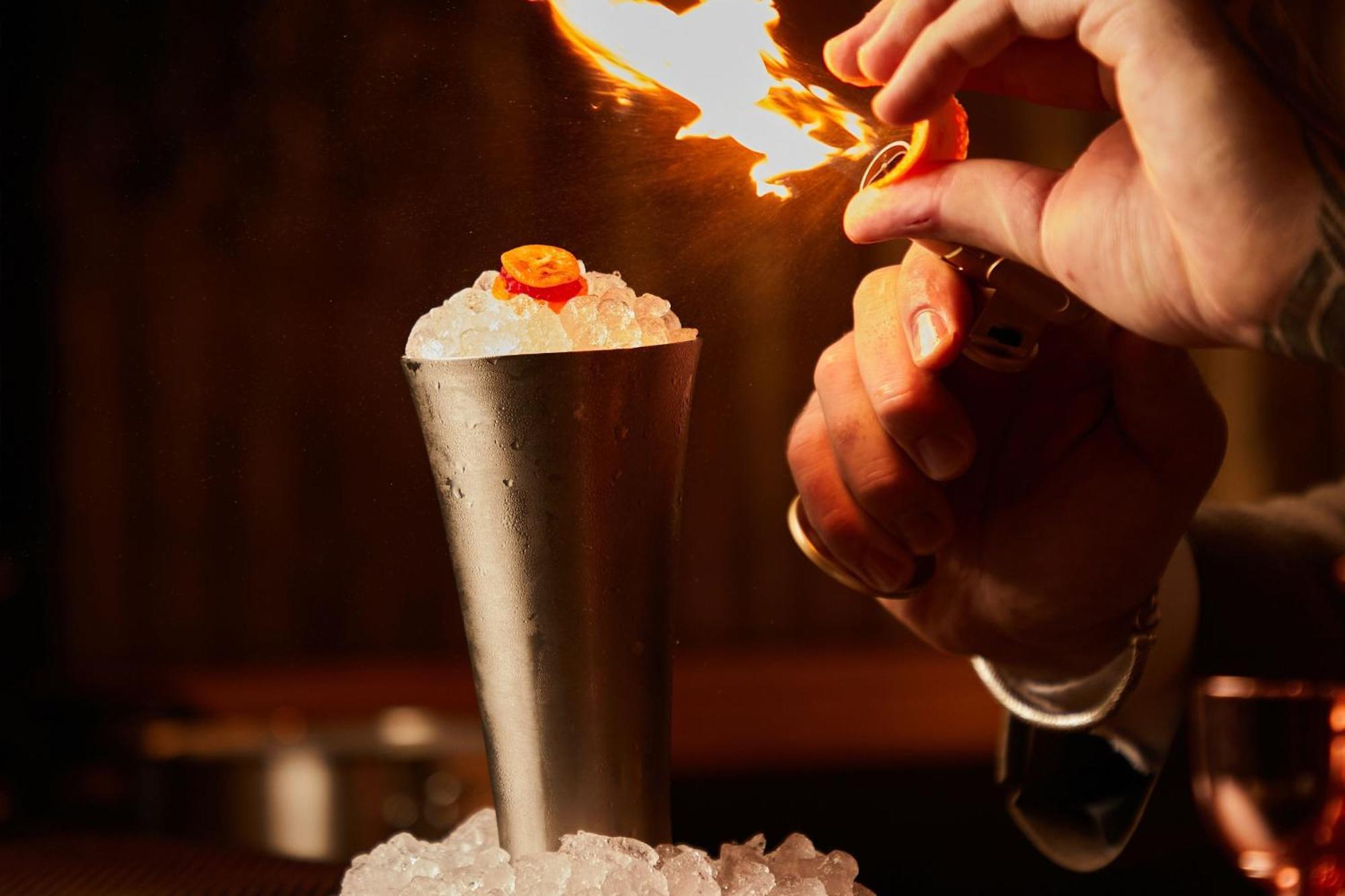 The Dubai Edition Exteriér fotografie Flaming the cocktail