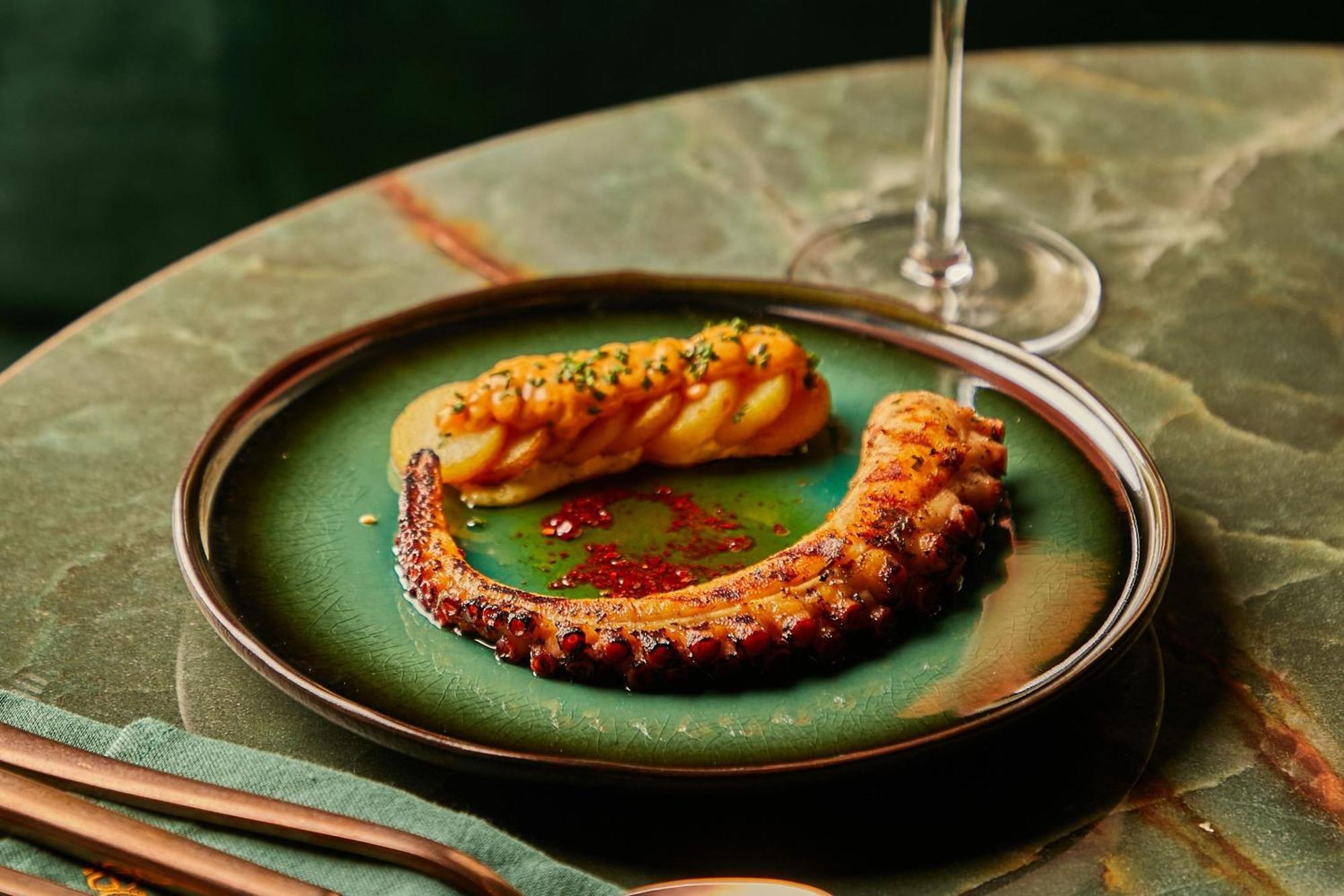 The Dubai Edition Exteriér fotografie Octopus prepared in the Portuguese style