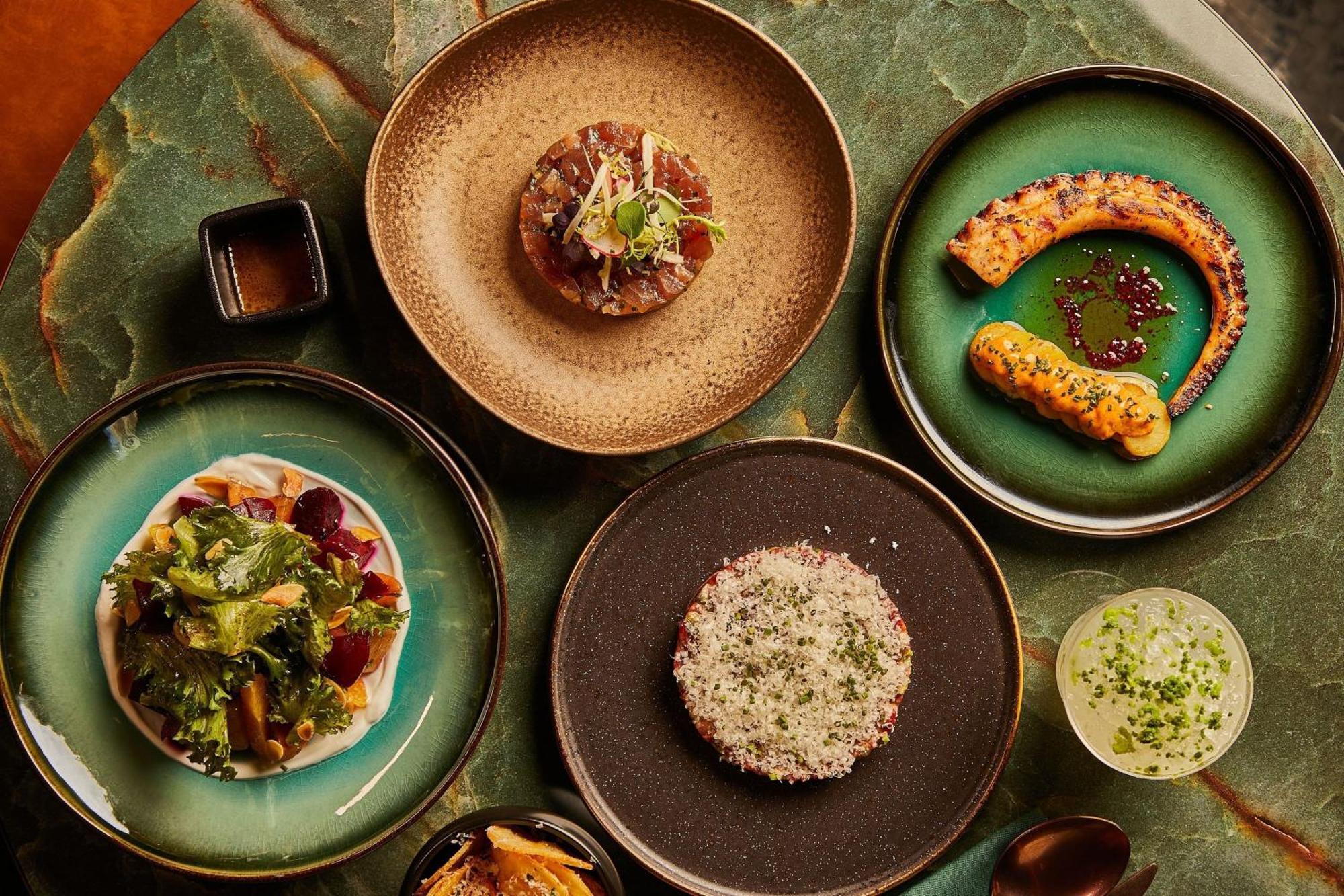 The Dubai Edition Exteriér fotografie Dishes at the restaurant