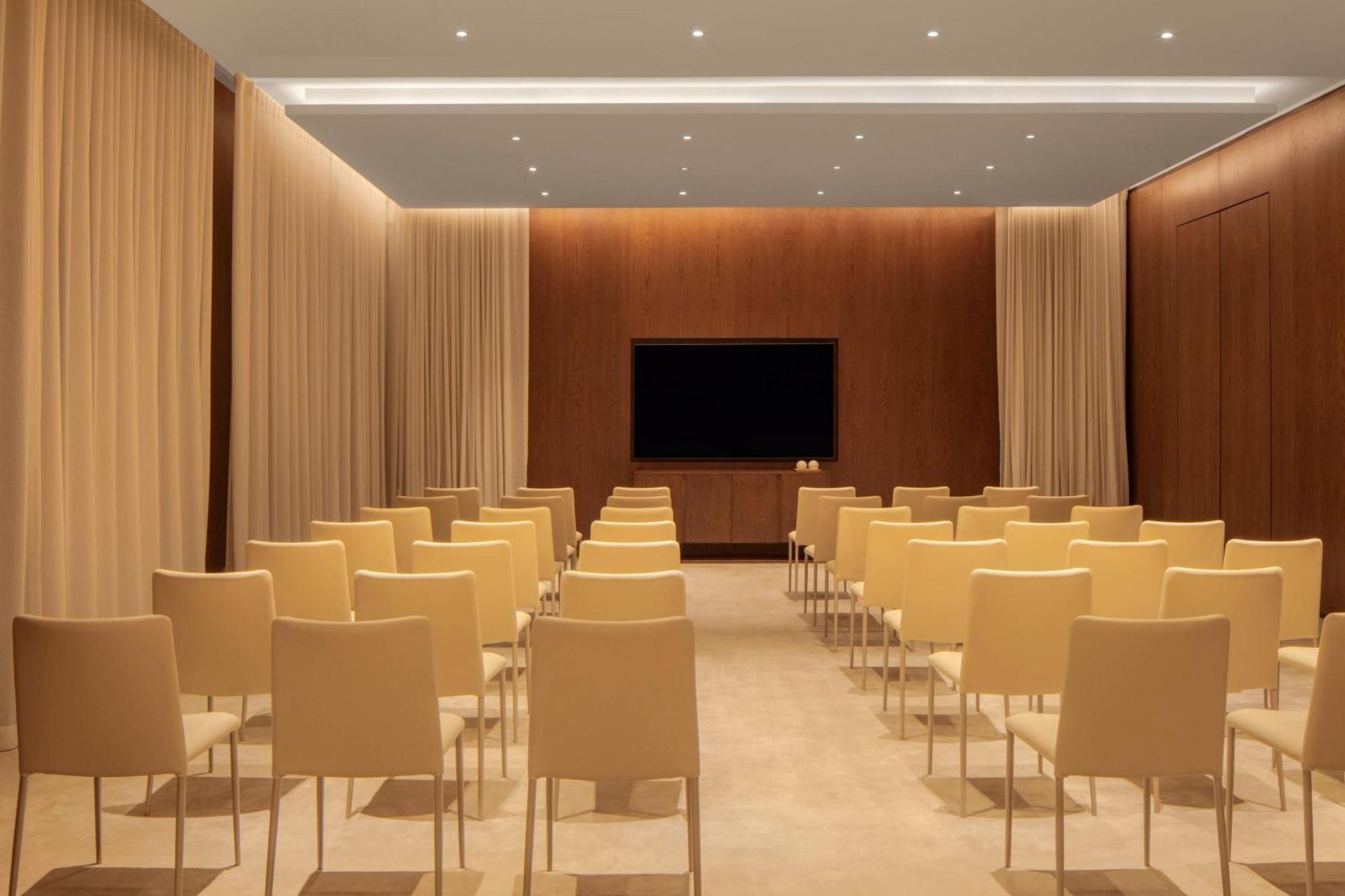 The Dubai Edition Exteriér fotografie The meeting room