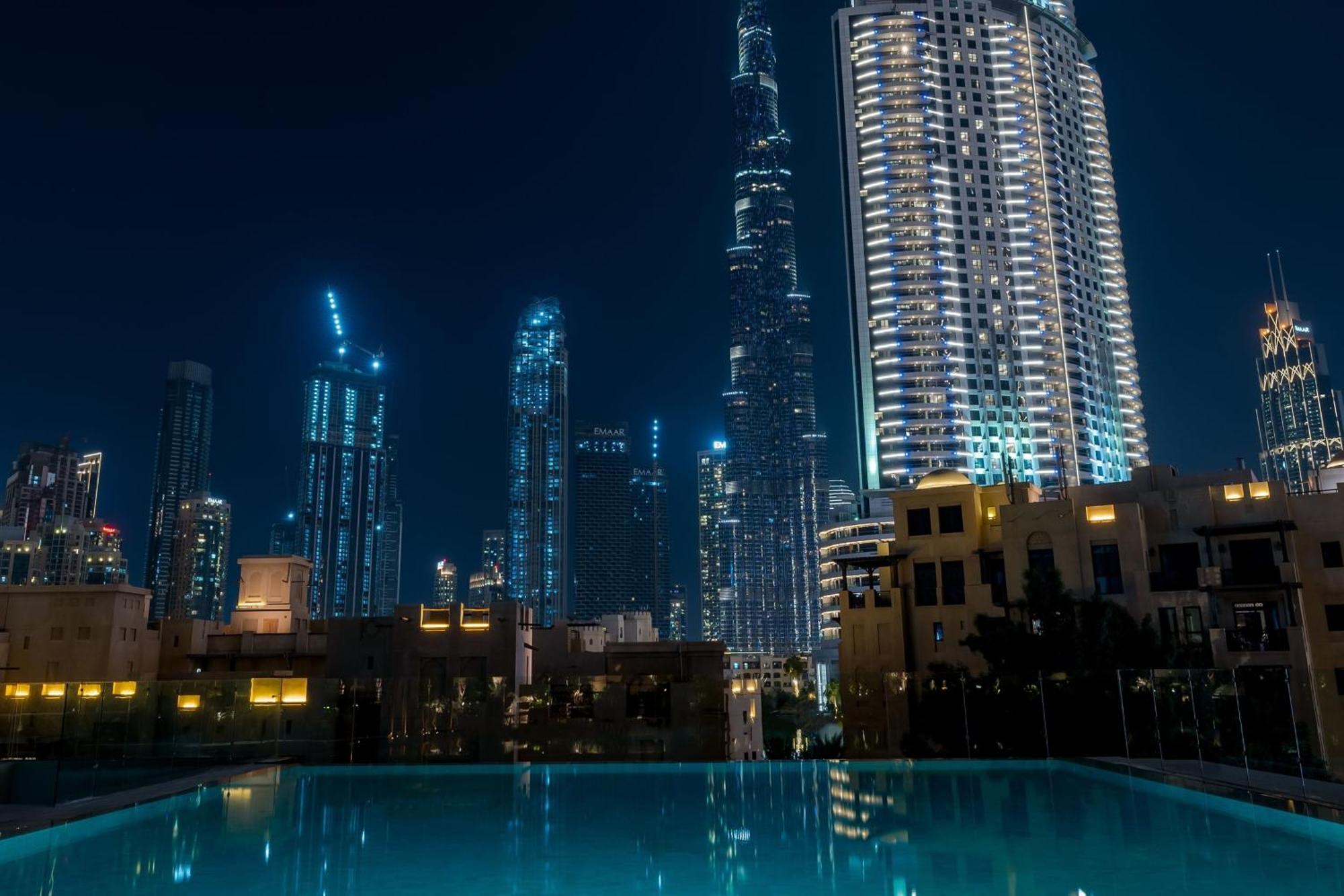 The Dubai Edition Exteriér fotografie View of the complex at night