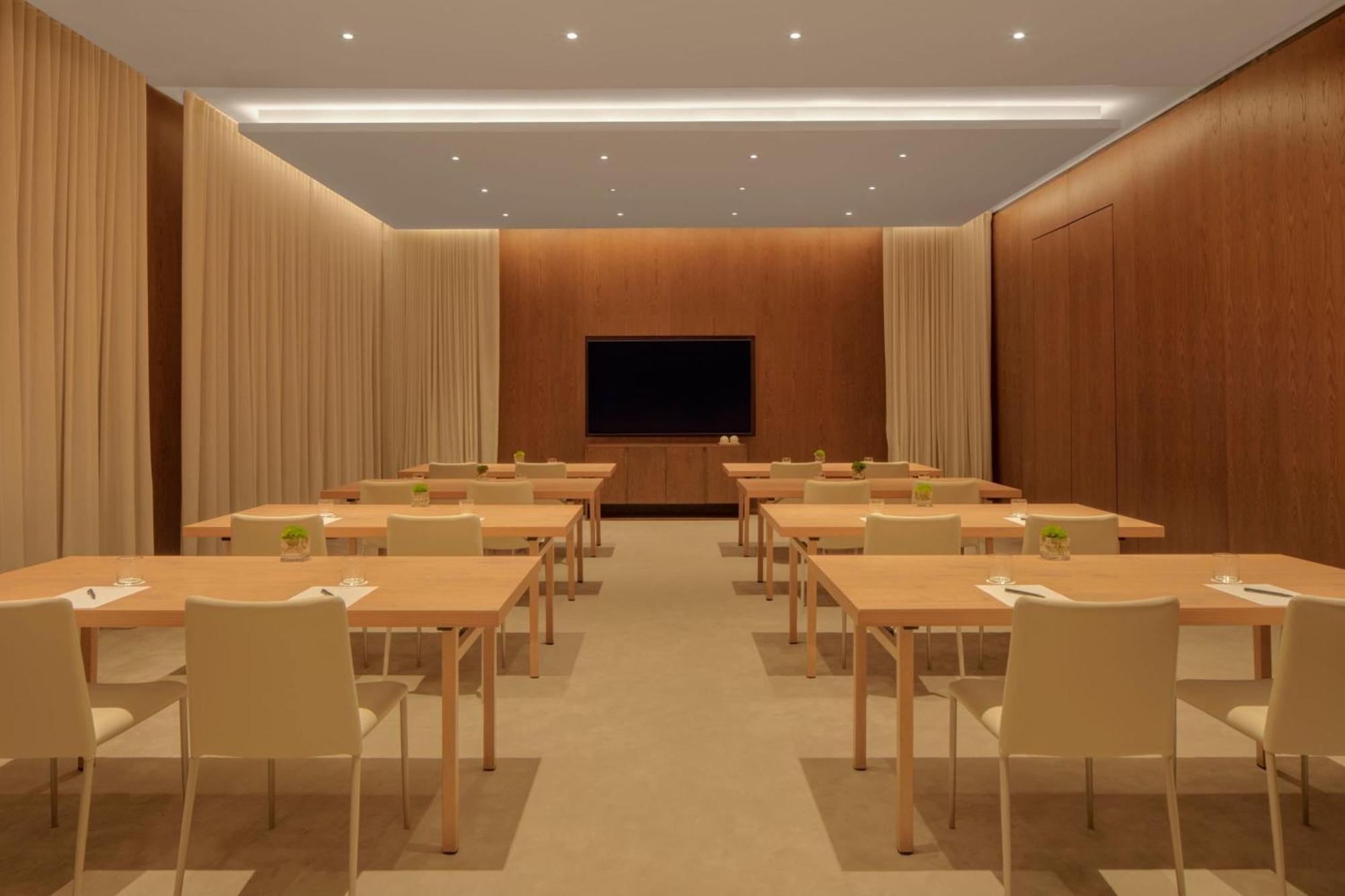 The Dubai Edition Exteriér fotografie A meeting room