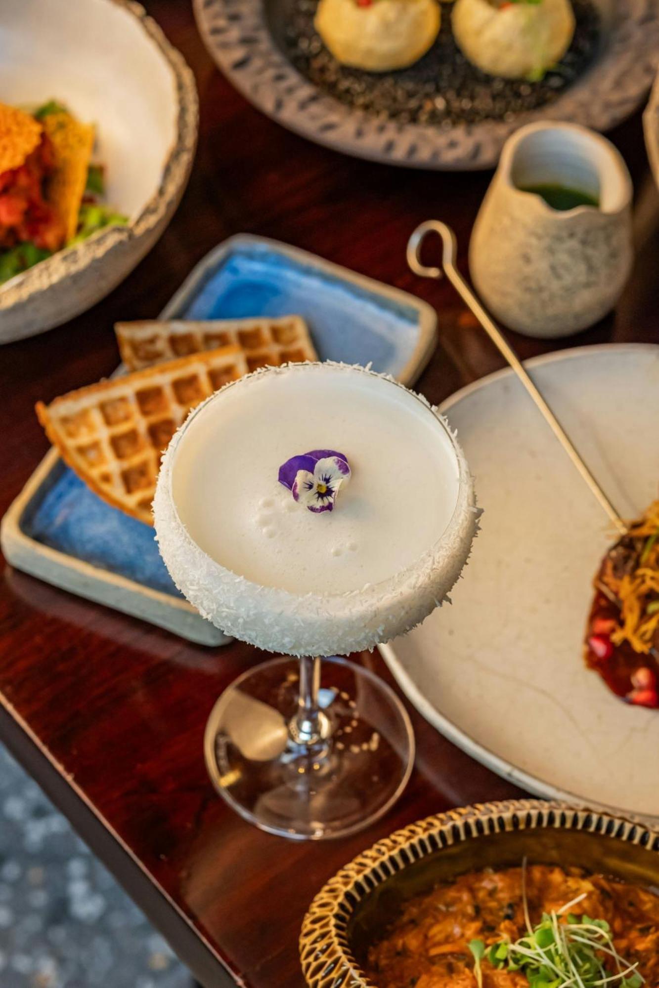 The Dubai Edition Exteriér fotografie A cocktail at the restaurant