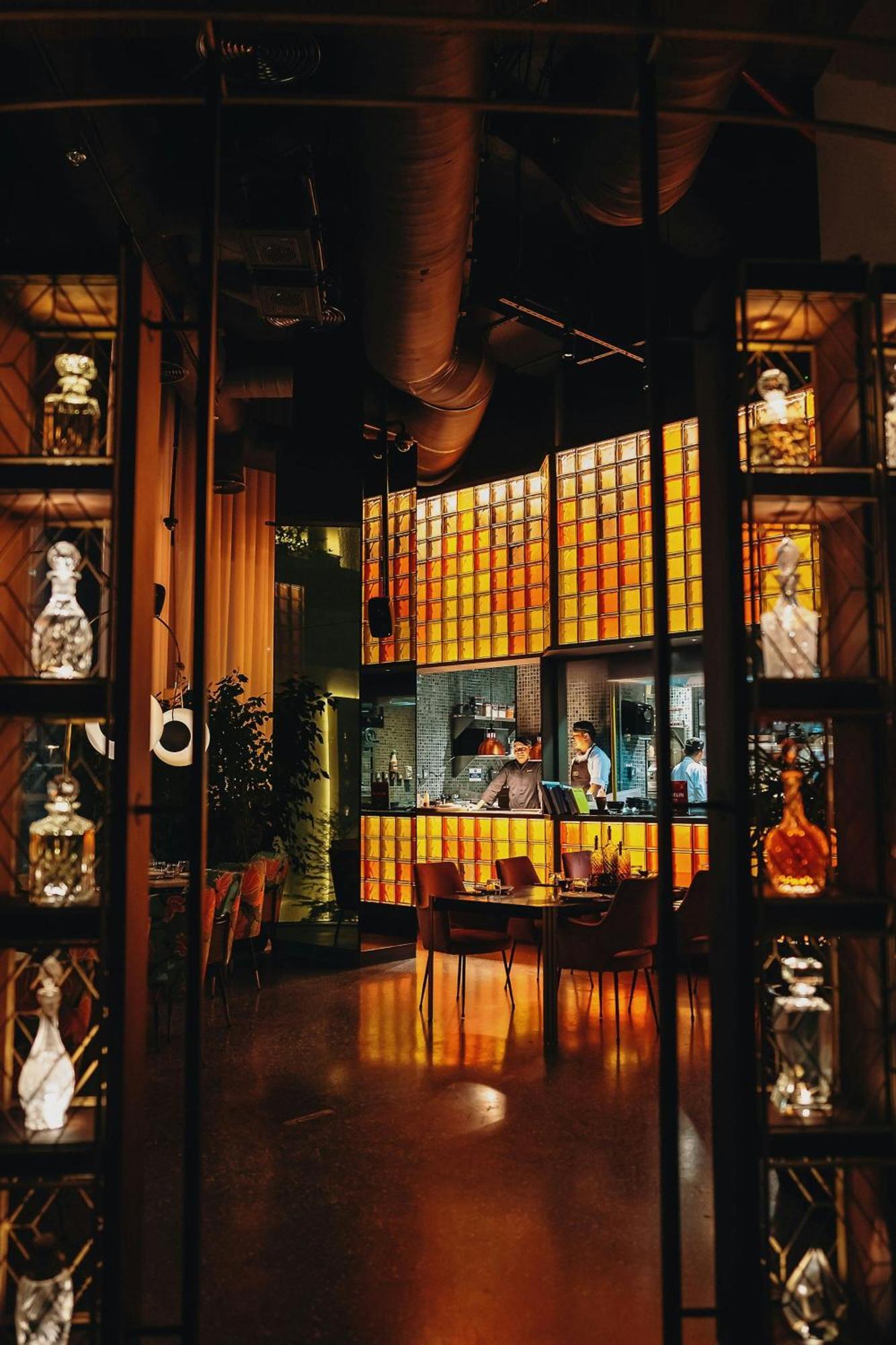 The Dubai Edition Exteriér fotografie The bar at the restaurant