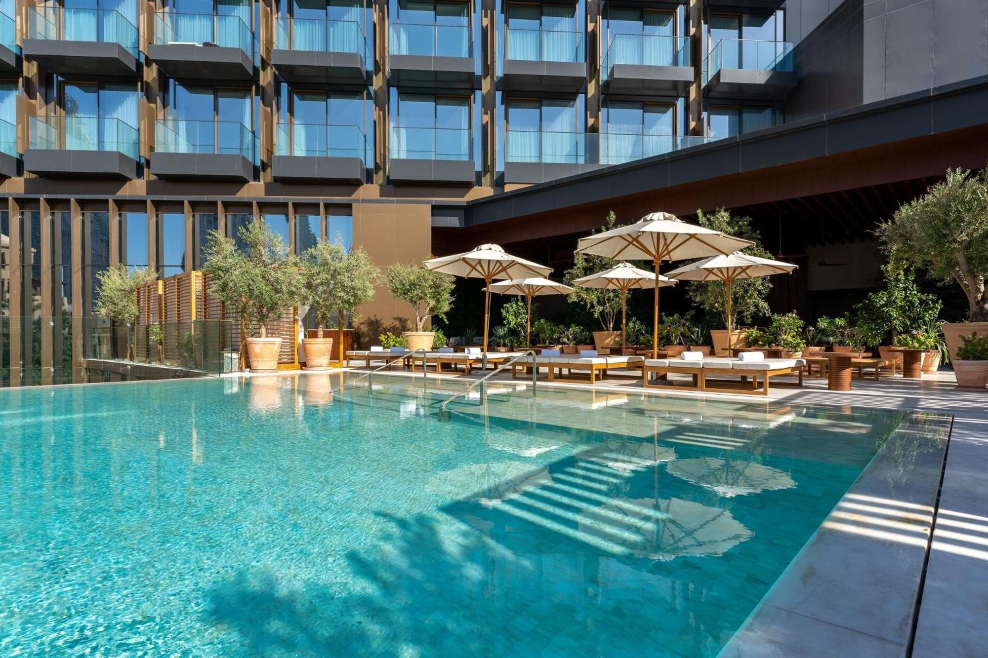 The Dubai Edition Exteriér fotografie The hotel's pool